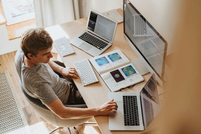Dau-la-xu-huong-lam-viec-2021-work-at-home-hay-work-from-home
